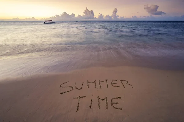 手書きの夏時間日没の砂浜で リラックスして夏のコンセプト ドミニカ共和国のビーチ — ストック写真