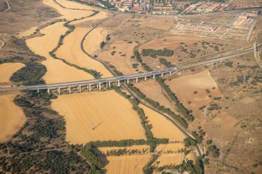 Madrid bölgesinin havadan görüntüsü, metropoliten alanın dışında. Tarlaların ve yolların üzerinde uçuyorlar. İspanya