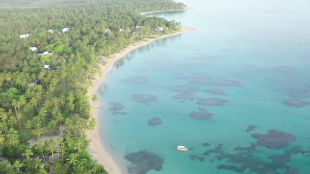 Océano, barco, sombrillas y playa de arena — Vídeos de Stock