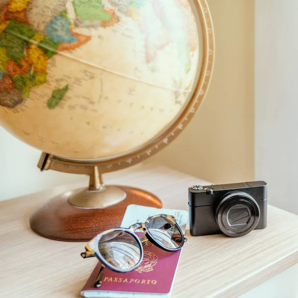 Глобус Цифровая Камера Солнцезащитные Очки Билет Самолет Паспорт Деревянный Стол — стоковое фото