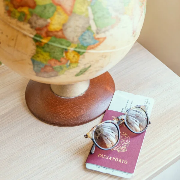 Globo Óculos Sol Bilhete Avião Passaporte Uma Mesa Madeira Ideia — Fotografia de Stock