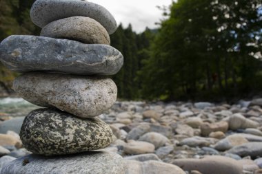 Taş bir kumsalda taş bir kule