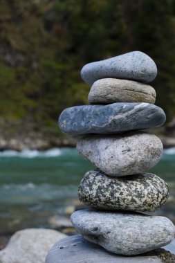 Dağ nehrinin arka planındaki taş kule.