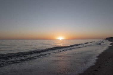 Sahilde gün batımı.