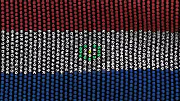 国旗的巴拉圭，组成的许多足球球飘飘在风里，在黑色的屏幕上。无缝循环视频. — 图库视频影像