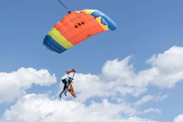 Rusland, Kolomna, Aerograd, Tandem master en tandem passagiers landing. — Stockfoto