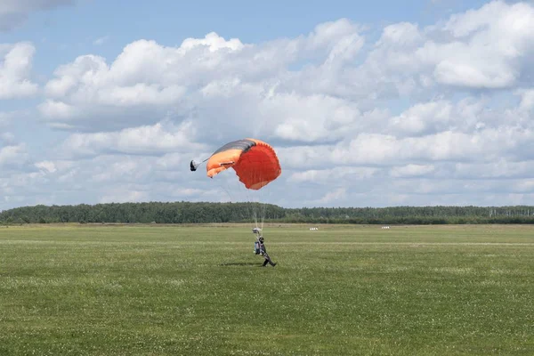 Rusko, Kolomna, Aerograd, přistání parašutista. — Stock fotografie