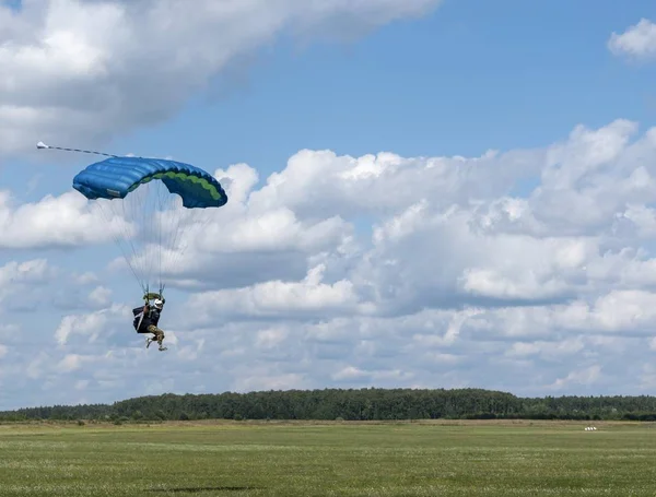 Kolomna, Rusya эроград açılış paraşütçü.