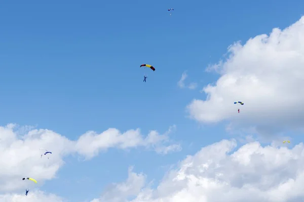 Russland, kolomna, aerograd, viele landende Fallschirmspringer. — Stockfoto