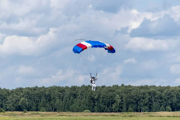 Kolomna, Rusya эроград açılış paraşütçü.