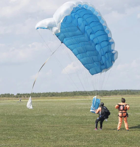 Russland, kolomna, aerograd, tandemmaster und tandempassagierlandung. — Stockfoto