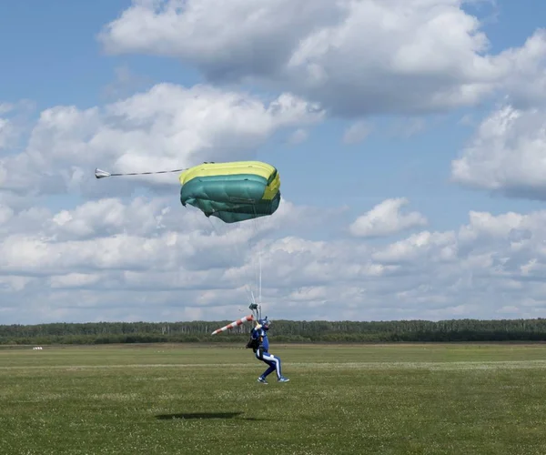 Rusland, Kolomna, Aerograd, Landing skydiver. — Stockfoto