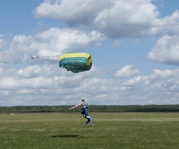 Russland, kolomna, aerograd, landung skydiver. — Stockfoto