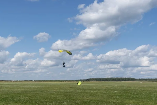 Rússia, Kolomna, Aerograd, Paraquedismo de aterragem . — Fotografia de Stock