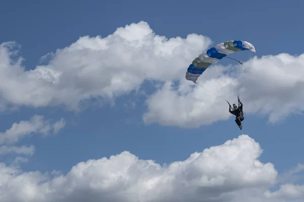 Russland, kolomna, aerograd, landung skydiver. — Stockfoto