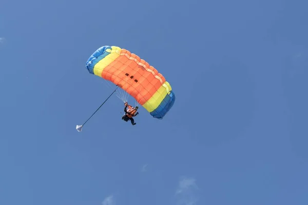 Rusland, Kolomna, Aerograd, Tandem master en tandem passagiers landing. — Stockfoto