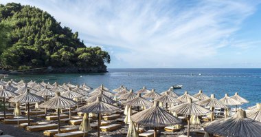 Sandy beach Lucice Karadağ Petrovac alanında. Soldan Görünüm
