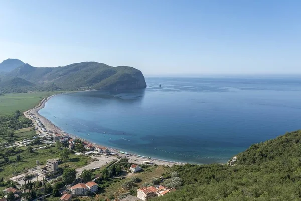 Buljarica Beach Karadağ'ın havadan görünümü.