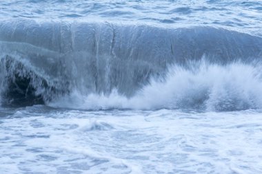 Fırtına dalga deniz kenarı Adriyatik, Karadağ.