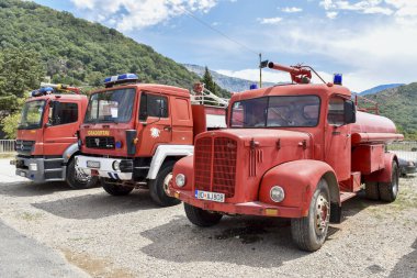 Petrovac, Karadağ, 3 Ağustos 2015. İtfaiye araçları kaliteden modern araba park yerinde vintage.