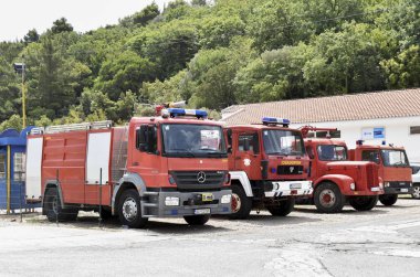 Petrovac, Karadağ, 3 Ağustos 2015. İtfaiye araçları kaliteden modern araba park yerinde vintage.