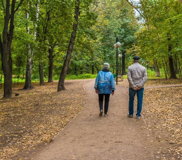 Les Personnes Âgées Marchent Ensemble Dans Parc Automne — Photo