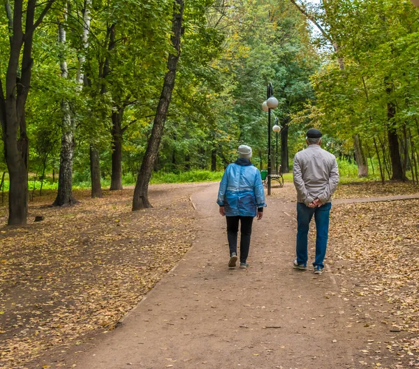 Yaşlı Insanlar Sonbaharda Parkta Birlikte Yürürler Telifsiz Stok Imajlar
