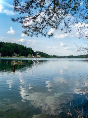 Rusya, Moskova bölgesi, Dzerzhinsky - Akşamları orman gölü. Göldeki yansıma bulutları.