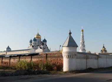 DZERZHINSKY, RUSSIA - 17 Ekim 2018: Nikolo-Ugreshsky Manastırı 'nın dışı. Dikiz aynası. 1380 'de kuruldu..