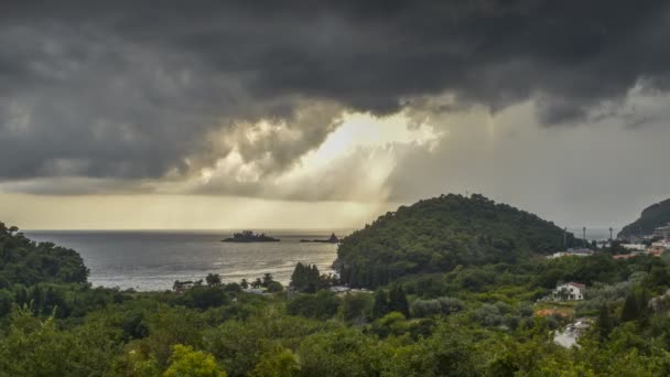 Μαυροβούνιο Βροχή Πάνω Από Θάλασσα Σύννεφο Ουρανό Ακτίνες Του Ήλιου — Αρχείο Βίντεο