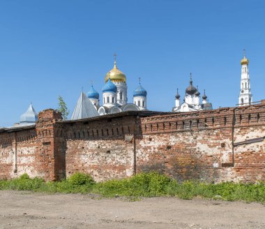 DZERZHINSKY, MOSCOW REGION, RUSSIA - Mayıs 2018: Nikolo-Ugreshsky Manastırı 'nın dışı. Dikiz aynası. 1380 'de kuruldu..