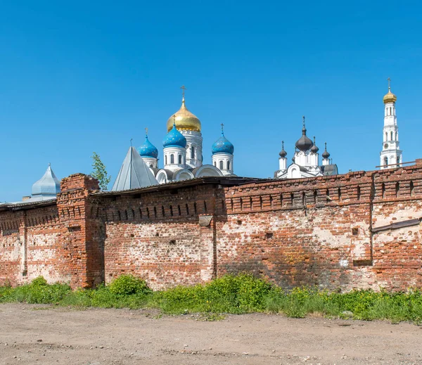 ロシアのモスクワ地方のDzerzhinsky 5月2018 ニコロ ウグレシュスキー修道院の外観 後ろの景色 1380年創業 — ストック写真