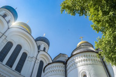 DZERZHINSKY, MOSCOW REGION, RUSSIA - Mayıs 2018: Nikolo-Ugreshsky Manastırı 'nın dışı, avlu manzarası. 1380 'de kurulmuş. Dönüştürme Katedrali.