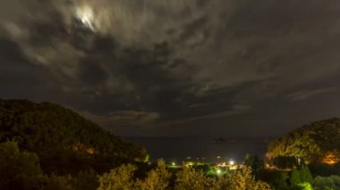 Karanlık doğa gökyüzünde ay ışığı. Ay ışığı yolu. Zaman aşımı 4k, 3840x2160. 