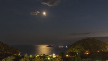 Karadağ. Karanlık doğa gökyüzünde ay ışığı. Ay ışığı yolu. Uzun pozlama. Zaman aşımı 4k, 3840x2160.