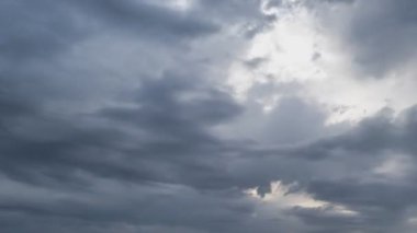 Yağmurlu fırtına bulutları, güçlü rüzgar. 4k, 3840x2160, zaman aşımı.