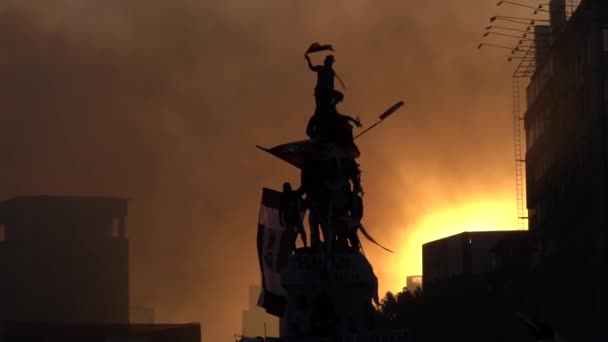 Santiago Chile Oktober 2019 Protestanten Hissen Ihre Fahnen Der Statue — Stockvideo