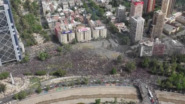 Santiago Chile Października 2019 Zdjęcie Lotnicze Drona Schodzącego Przechwytującego Marsz — Wideo stockowe