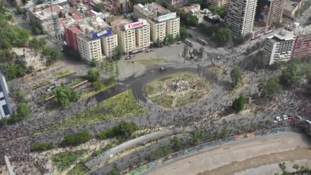 Santiago Chile 사회적 산티아고 Plaza Baquedano 물수레가 시위대를 분산시키는 드론을 — 비디오