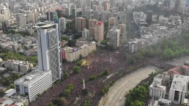 Disparo Aéreo Con Dron Hacia Atrás Mayor Marcha Chile Octubre — Vídeos de Stock