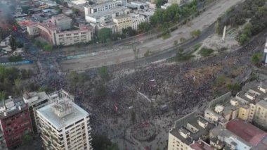 SANTIAGO, ŞİLİ - 3 Ocak 2020 Plaza Baquedano 'nun merkezinin havadan görüntüsü İHA ile binlerce protestocu