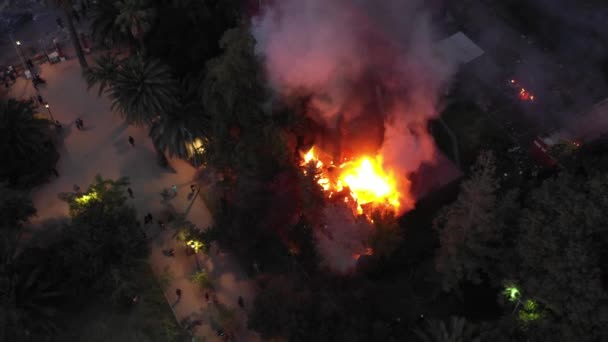 Взгляните Поближе Пожар Чилийской Церкви Карабинерос Возле Площади Бакедано — стоковое видео