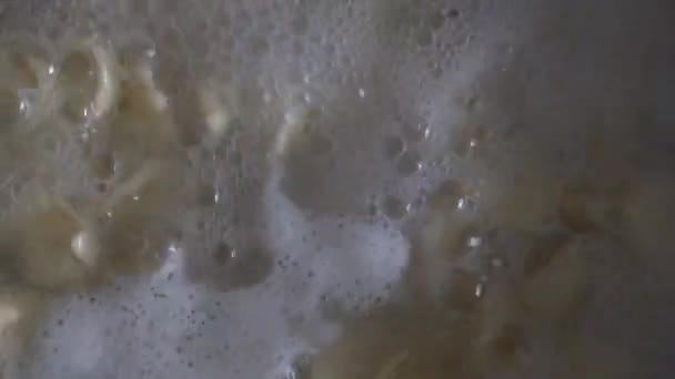 Gnocchi Gekookt Heet Kokend Water Slow Motion Onder Een Zenith — Stockvideo