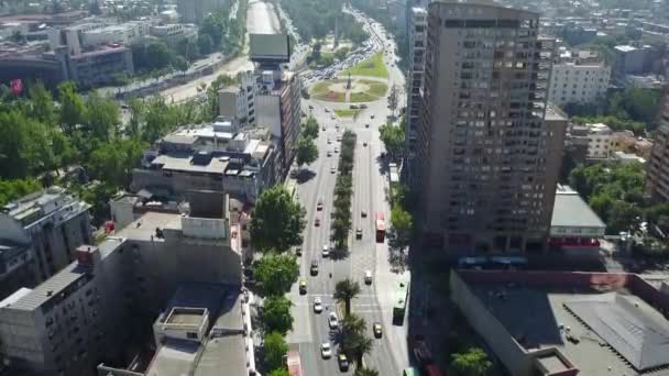 サンティアゴ チリ市中心部の空中撮影 通常の日に車や人々を見ることができるプラザ バケダーノ — ストック動画