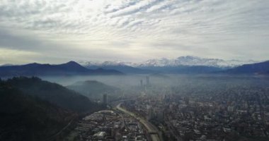 Santiago, Şili 'de hava görüntüsü. Latin Amerika 'nın en modern şehri ve arka planda And Dağları sıradağları.