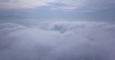 SANTIAGO, ŞİLİ - 25 Mayıs 2019 Vista aerea con Drone acercandose al costanera center cubierto por las nubes en una maana helada cerca del centro de Santiago