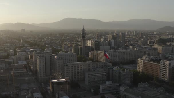 サンティアゴ 2019年6月25日サンティアゴ チリの歴史的中心部にあるパラシオ モネダの空の景色とチリの旗の飛行 — ストック動画