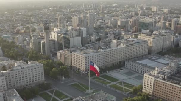 サンティアゴ 2019年6月25日サンティアゴ チリの歴史的中心部にあるパラシオ モネダの空の景色とチリの旗の飛行 — ストック動画