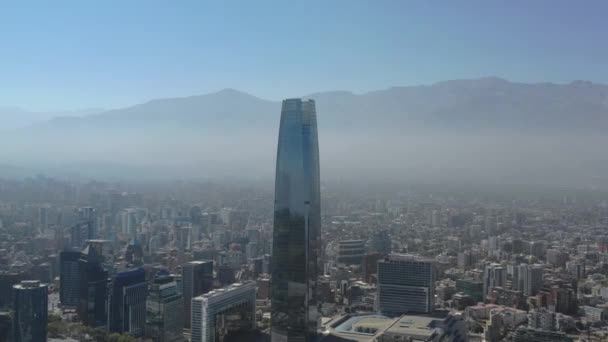 トーレ コスタネラ センターのドローンによる空中の景色 グラン トーレ サンティアゴとラテンアメリカで最も高い街と背景にスモッグラス コンデス2020 — ストック動画