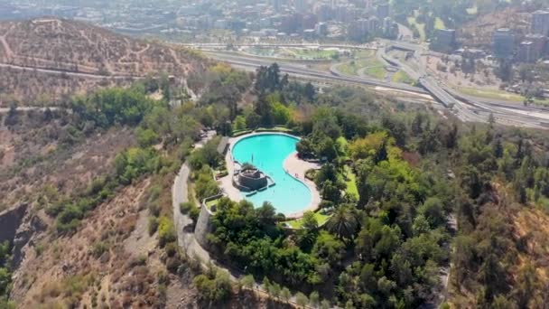 Vue Aérienne à Drone de Piscina Antilen, situé sur le sommet du Cerro Chacarillas dans le Parc métropolitain de Santiago du Chili 